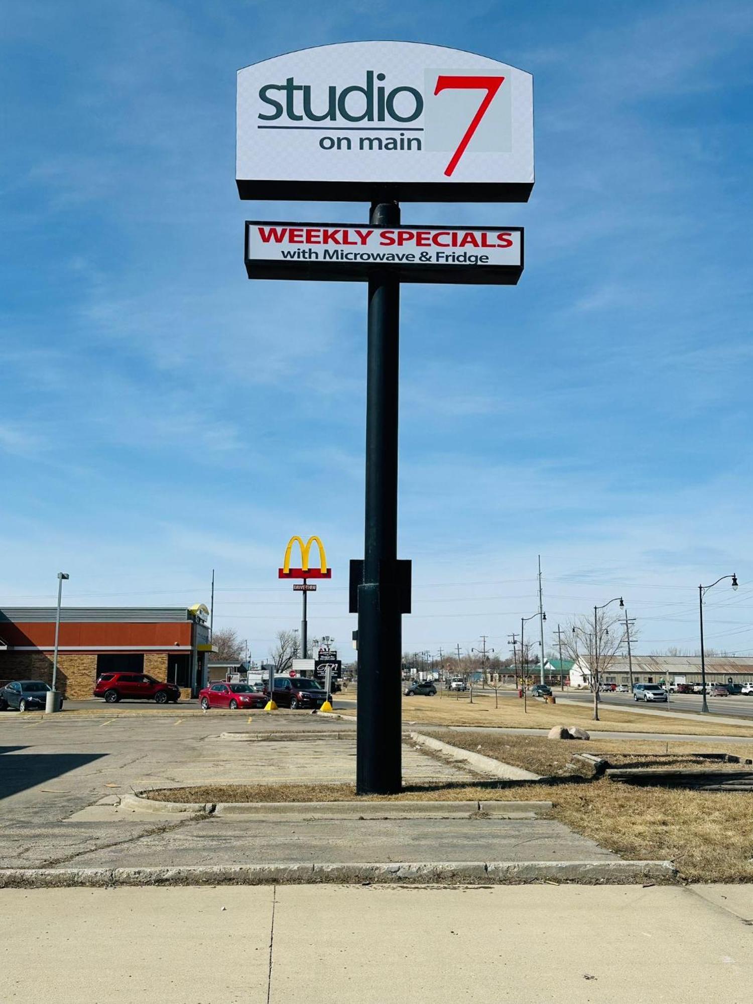 Studio 7 On Main West Fargo Екстериор снимка